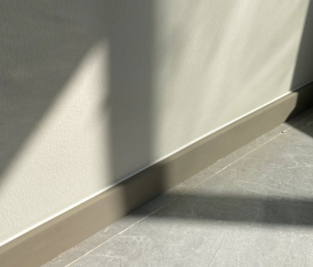 How to deal with the gap between the baseboard and the wall       